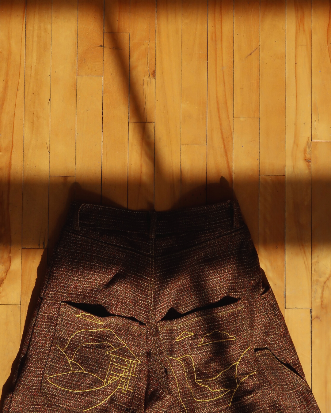 Détail de la poche brodée du pantalon ACAP