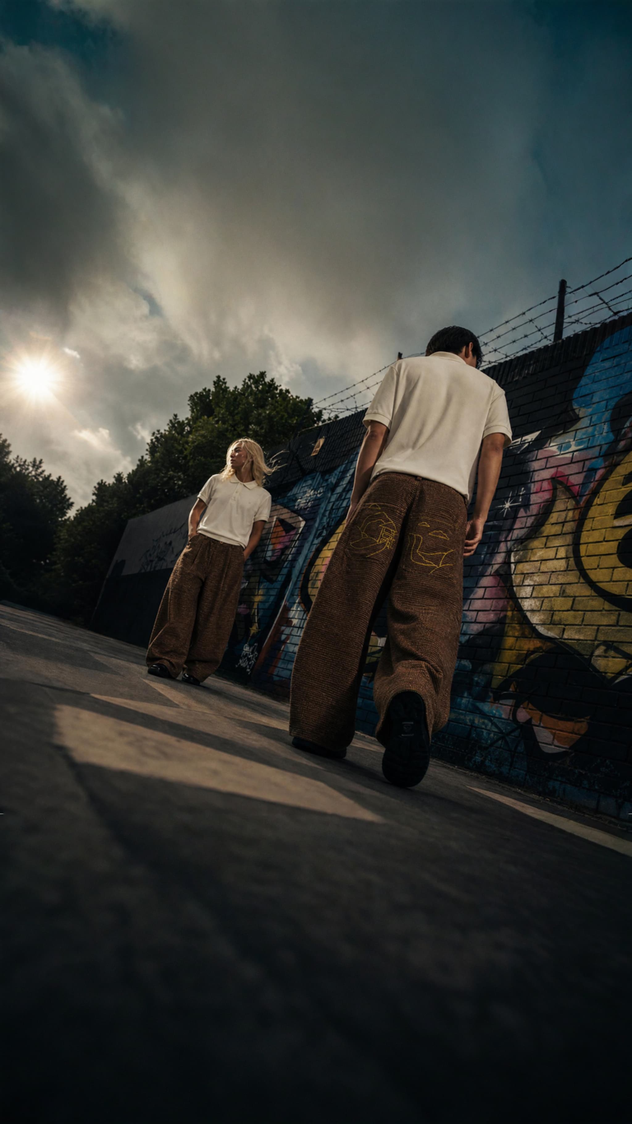 Pantalon ACAP devant un mur de graffitis à Montréal