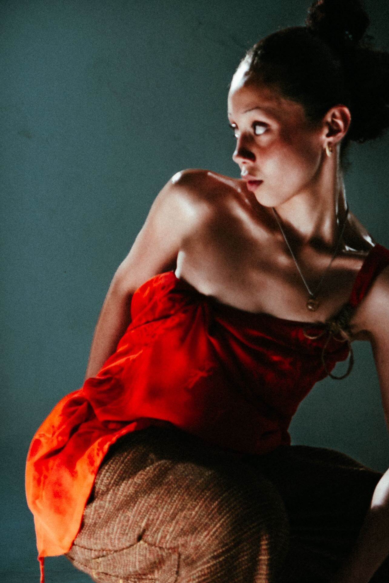 Drapé rouge en studio autour du pantalon plissé ACAP