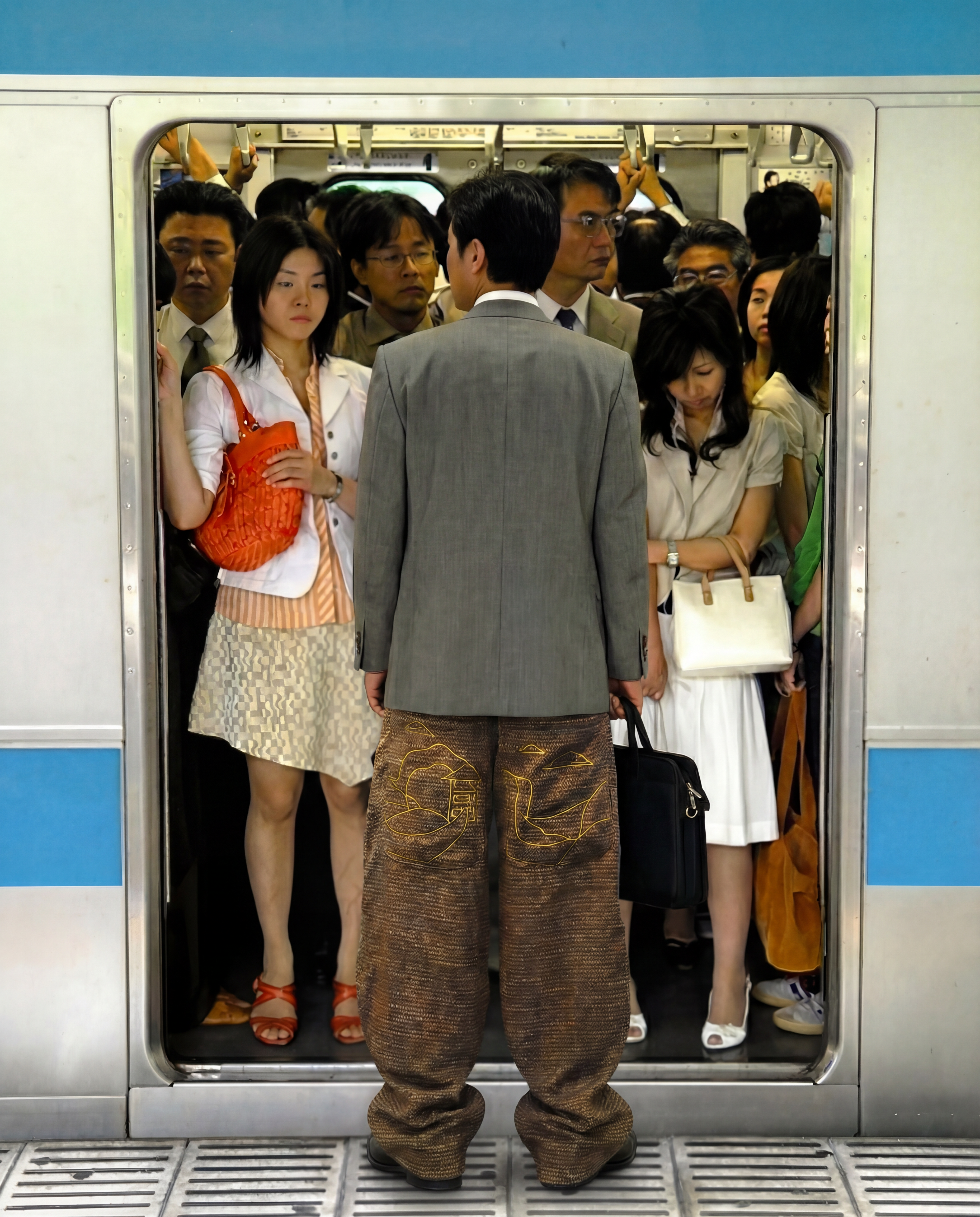 Le pantalon ACAP dans le métro de Tokyo