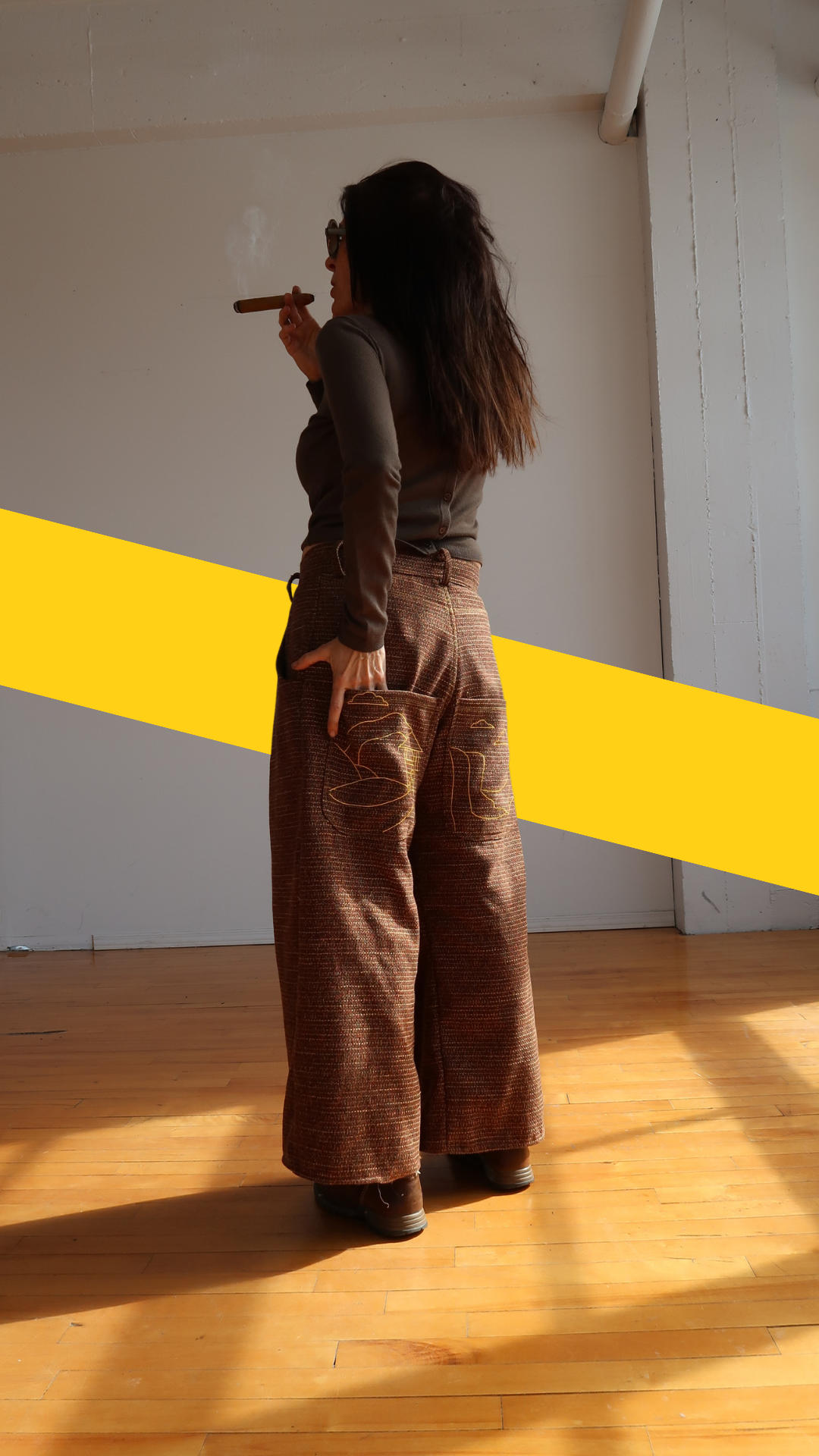 Pantalon plissé ACAP en studio, pose 2