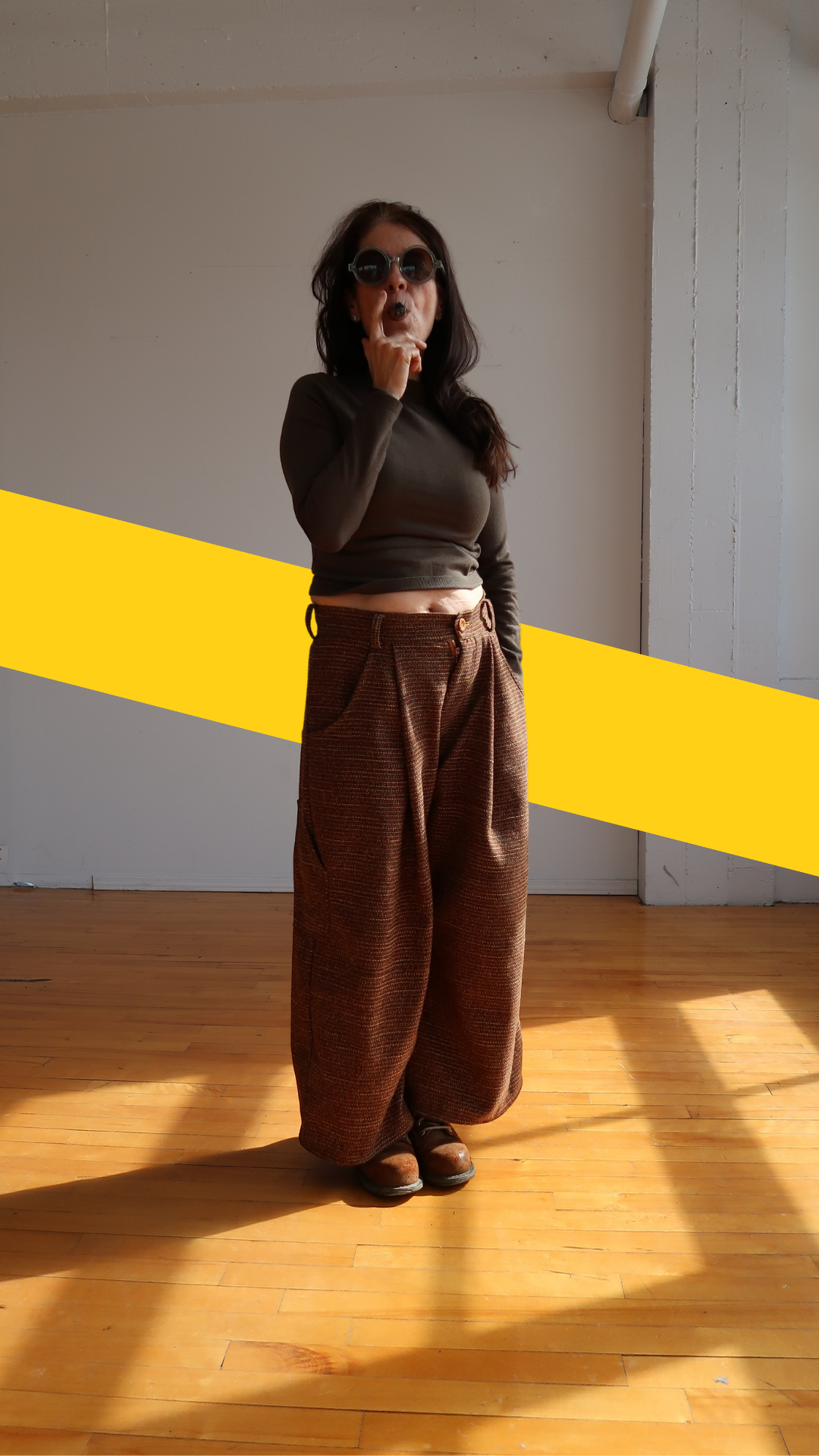 Pantalon plissé ACAP en studio, pose 3