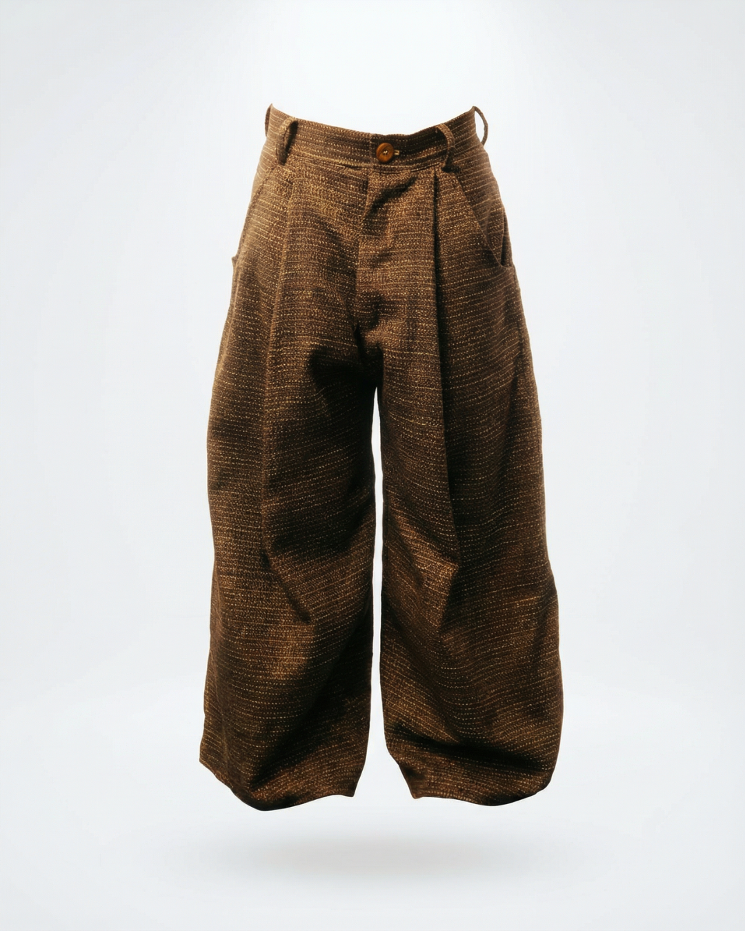 Le pantalon de face, plis sur le devant